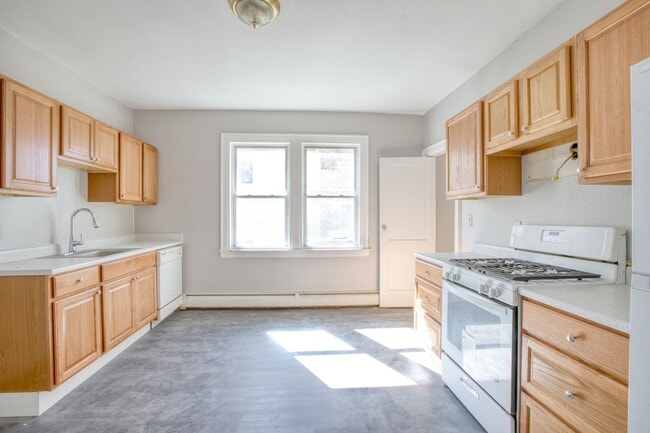 Building Photo - Newly Remodeled Spacious 3 Bedroom Apartment