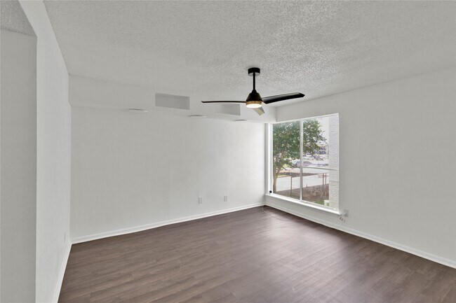 Building Photo - 2830 S Bartell Dr