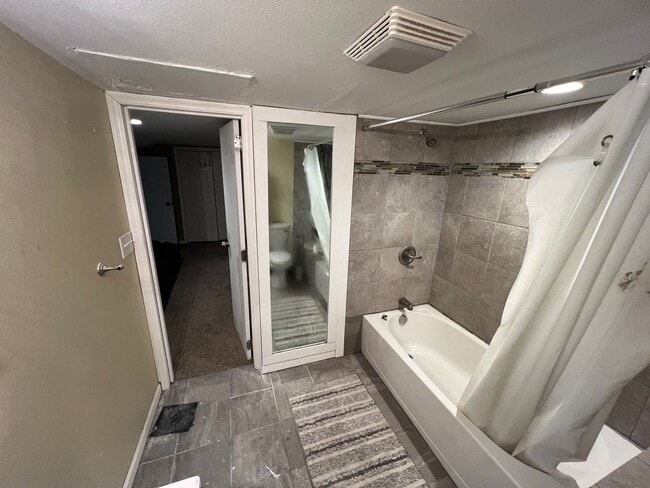 Building Photo - Spacious 5-Bedroom Home for Rent