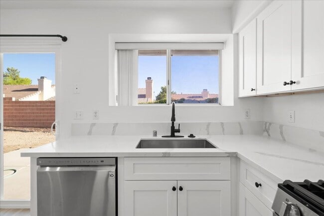 Building Photo - 9736 Double Rock Dr