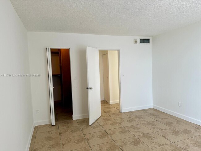 Building Photo - 2000 NE 135th St