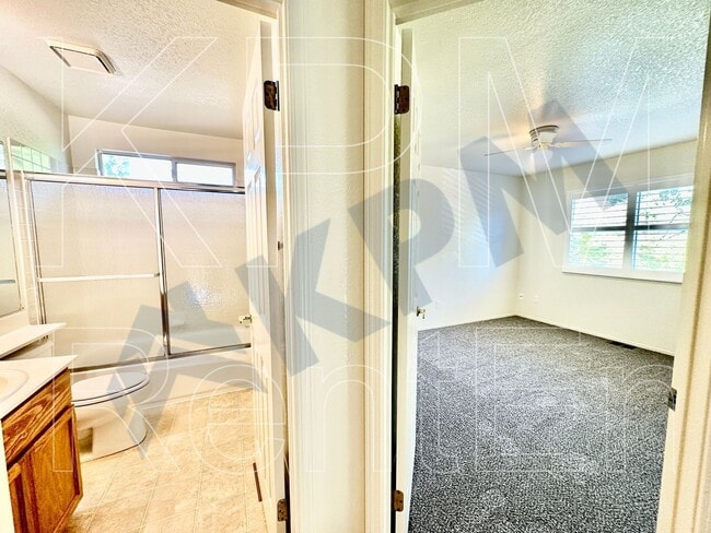 Building Photo - 3059 Carousel Cir