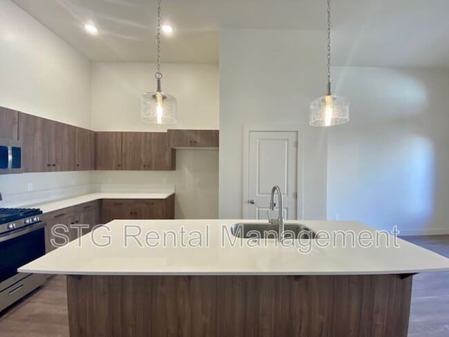 Building Photo - 939 S 25 W