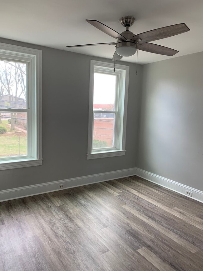 Building Photo - 3 BR 1.5 BA single family rental
