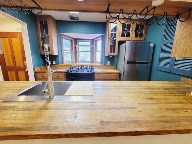 Building Photo - MIDTOWN 2/2.5 w/ Large Fenced Yard, Deck, Washer/Dryer, & Huge Bedrooms! Avail NOW for $1495/month!