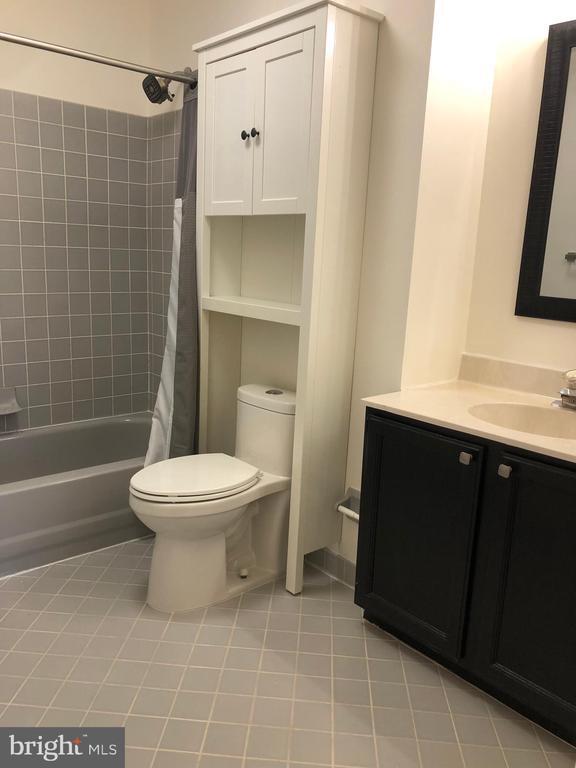 Building Photo - 4202 Quaker Ct