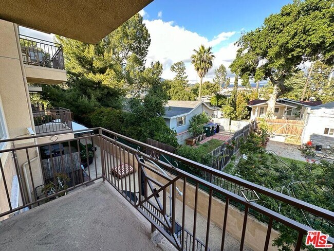 Building Photo - 2435 Florencita Dr W