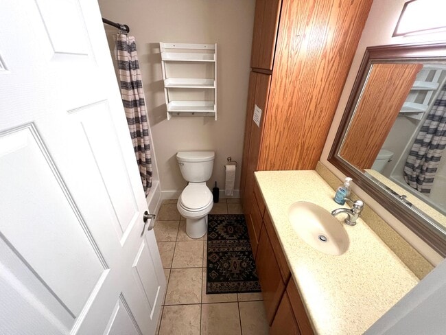 Building Photo - 2 Bed 1 Bath Apartment Located in South He...
