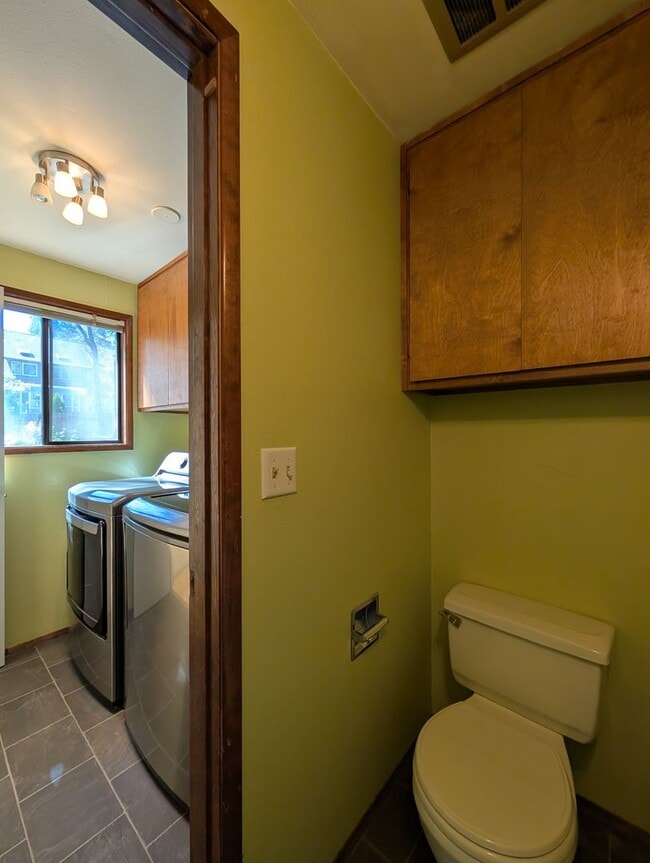 Building Photo - Fantastic 3-Bedroom, 2.5-Bath Home In East Eugene!