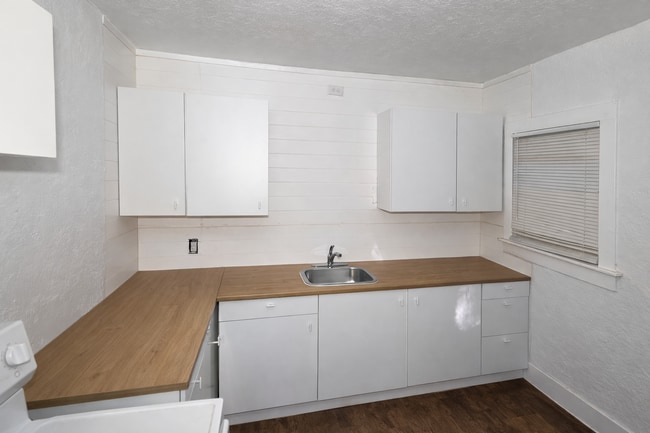 Building Photo - 645 W Davis Loop