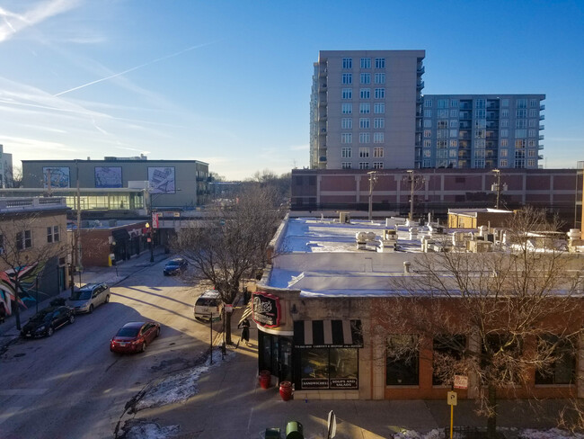 Building Photo - 1070 W Granville Ave