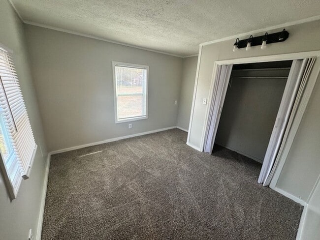 Building Photo - 376 Hines Rd