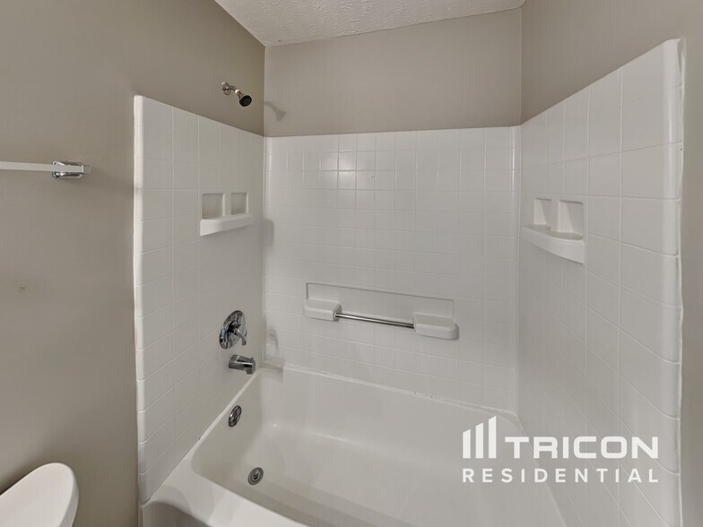Building Photo - 1302 Kaiser Dr