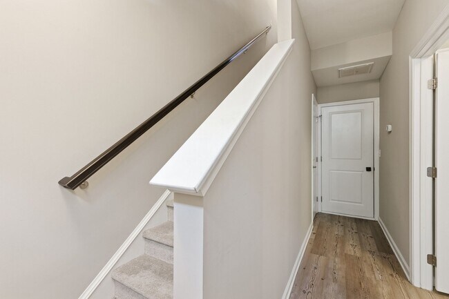 Building Photo - Stylish 3bd 3.5bath townhome for rent in the highly desirable Vermillion