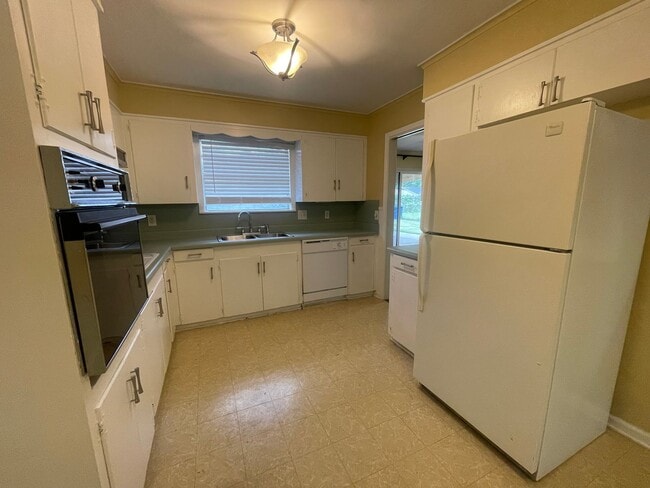 Building Photo - Broadmoor Terrace Beauty!