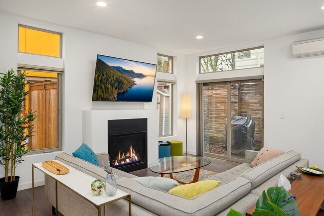 Building Photo - North Beacon Hill Townhome Living!