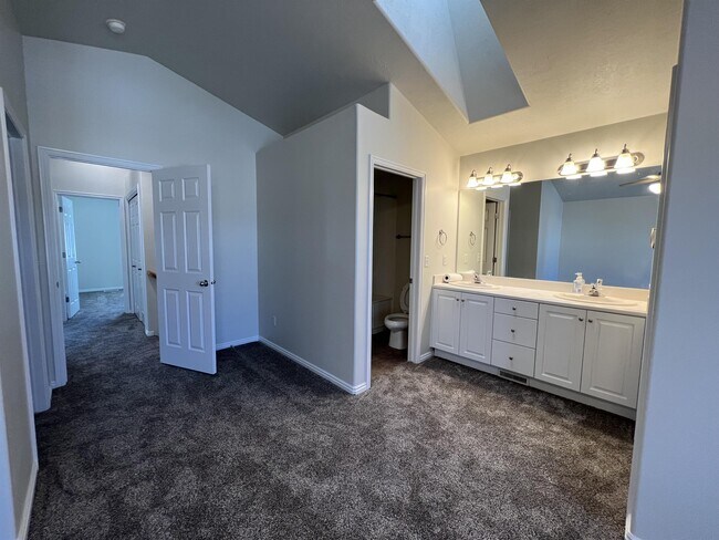 Building Photo - 202 E White Spruce Cv