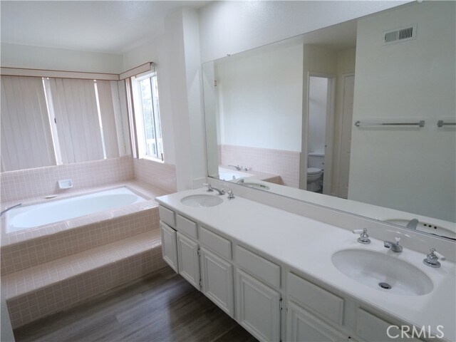 Building Photo - 25051 Amberwood