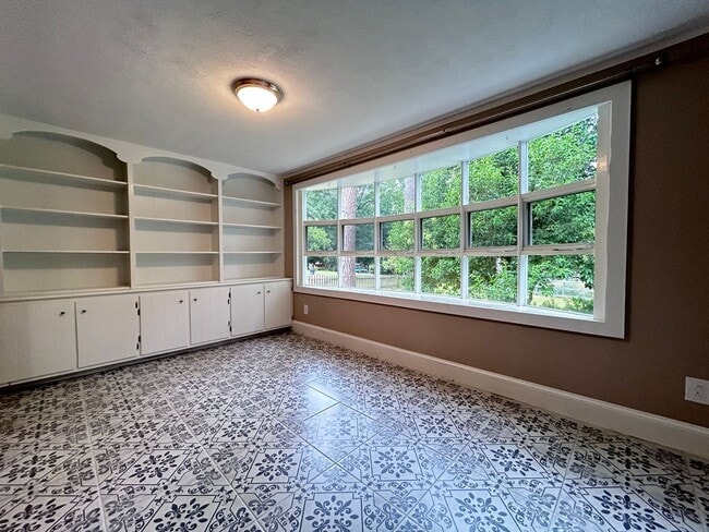 Building Photo - Charming Waterfront Home in Sought-After Chesopeian Colony "ASK ABOUT OUR ZERO DEPOSIT"