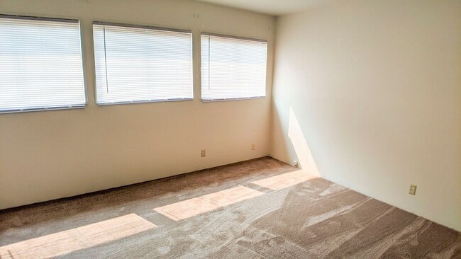 Building Photo - Charming Pet Friendly, 3-Bedroom 1-Bath, p...