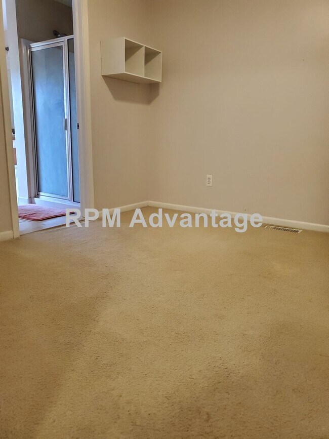 Building Photo - Gorgeous Townhouse Steps from Pool and Hik...