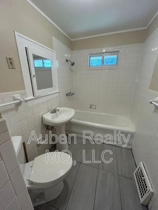 Building Photo - 5514 Harrison St