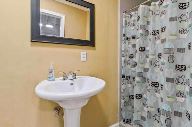 Building Photo - 4bd/2ba Home Minutes From W. Midtown w/ Fu...