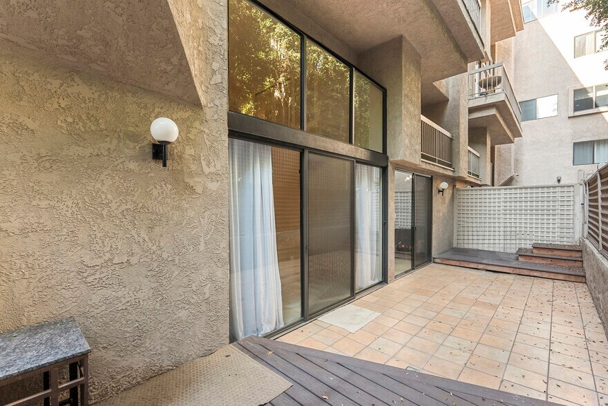 Building Photo - 1520 S Beverly Glen Blvd