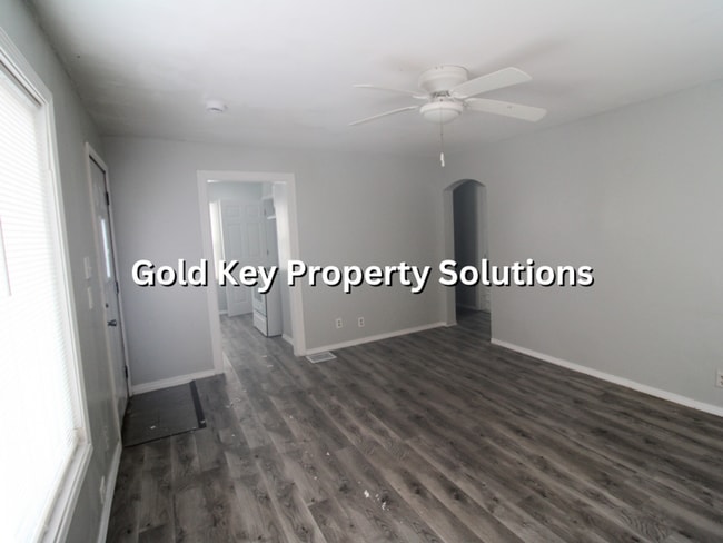 Building Photo - 2 BR 1 BA House with New Flooring and Paint (SECTION 8 APPROVED)