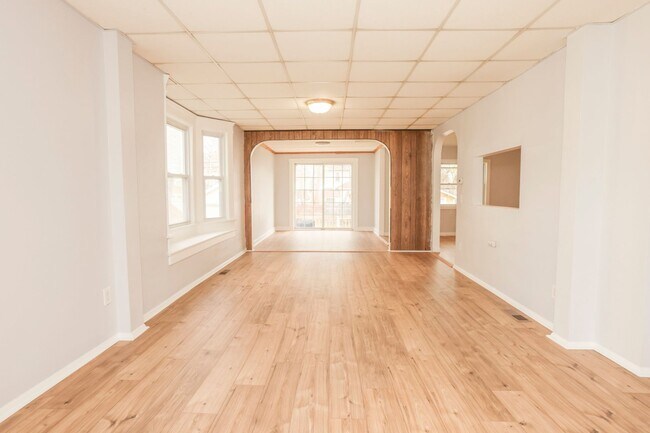 Building Photo - GREAT SINGLE FAMILY HOUSE . WAITING FOR YOU TO CALL HOME !!