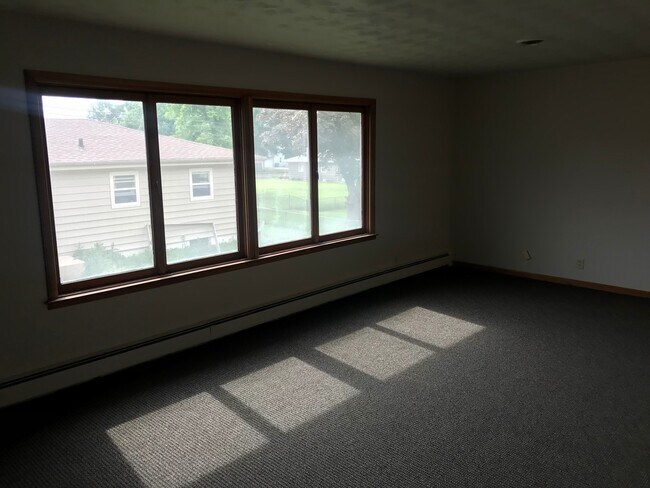 Building Photo - Large 5 bed 3 bath family home with two separate kitchens! Close to Augustana!