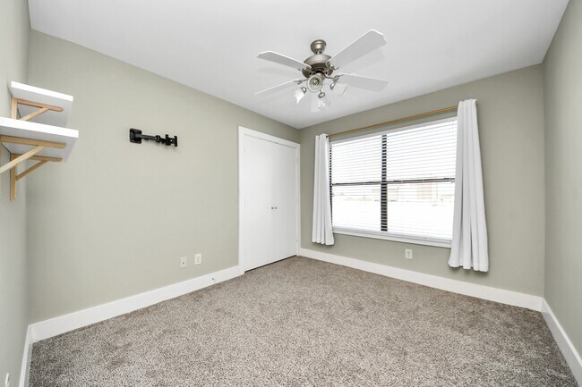 Building Photo - 8715 Meadowcroft Dr