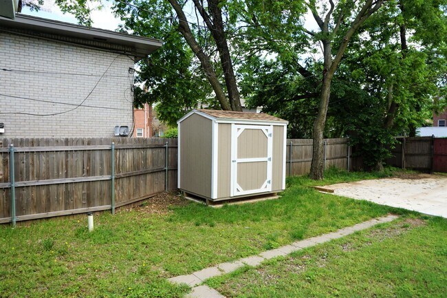 Building Photo - 2 BED 1 BATH DUPLEX MESTA PARK