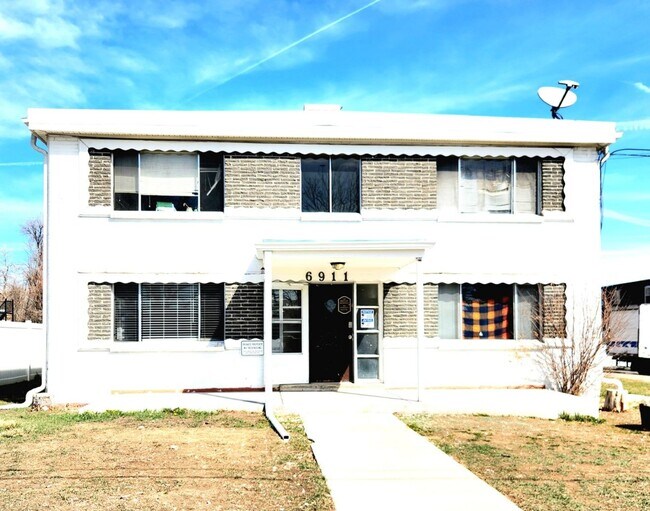Building Photo - Updated 1-bed, 1-bath Edgewater condo on the 1st floor located near Sloan’s Lake!