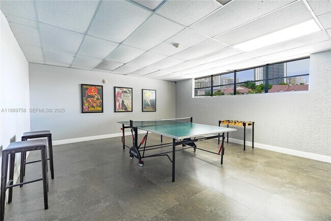 Building Photo - 200 Leslie Dr