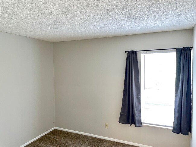 Building Photo - Main level 2 Bedroom Condo in Rockrimmon