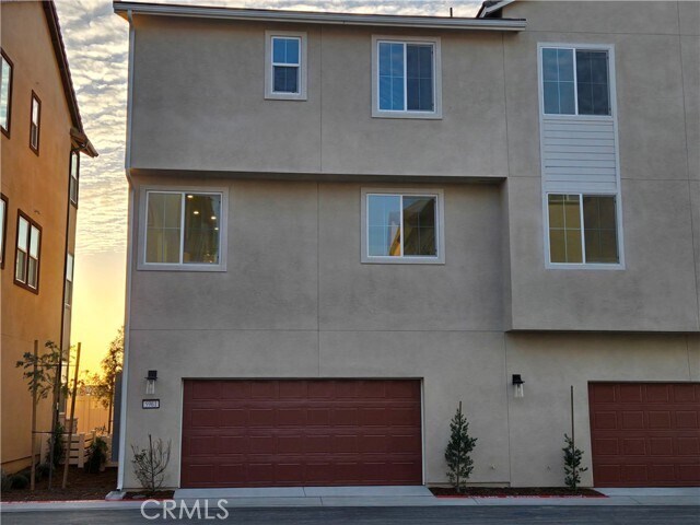 Building Photo - 5961 Huntington Dr