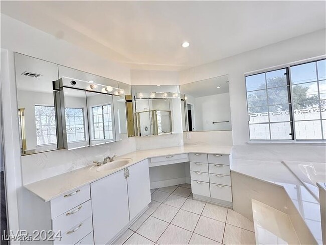 Building Photo - 401 Holcomb