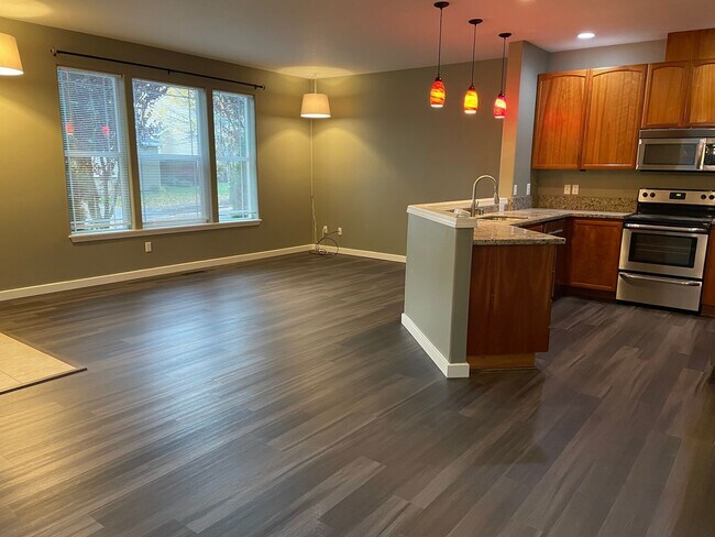 Building Photo - Custom Townhome in Camas School District! Stainless Steel Appliances and A/C!