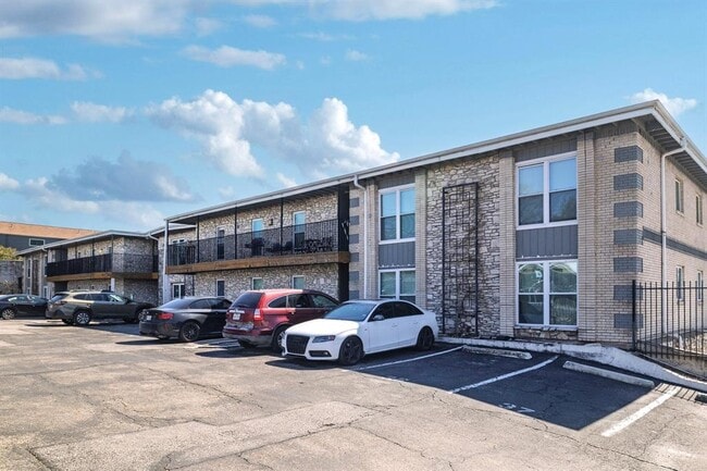 Building Photo - 2401 Manor Rd