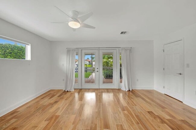 Building Photo - 2612 NE 5th St