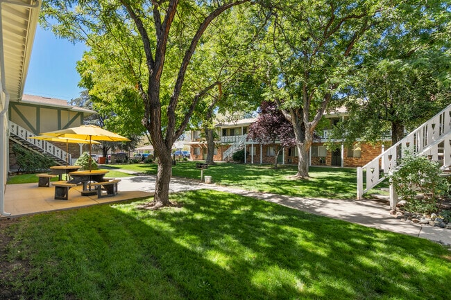 Primary Photo - Royal Oak Apartments