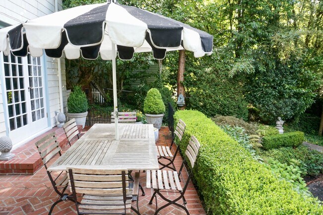 Building Photo - Gorgeous Dream Home in the Southwest Hills! Your Pacific Northwest Oasis Awaits!