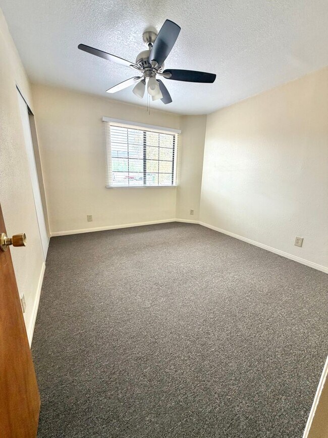 Building Photo - Inviting 3 Bedroom 2 Bathroom Home