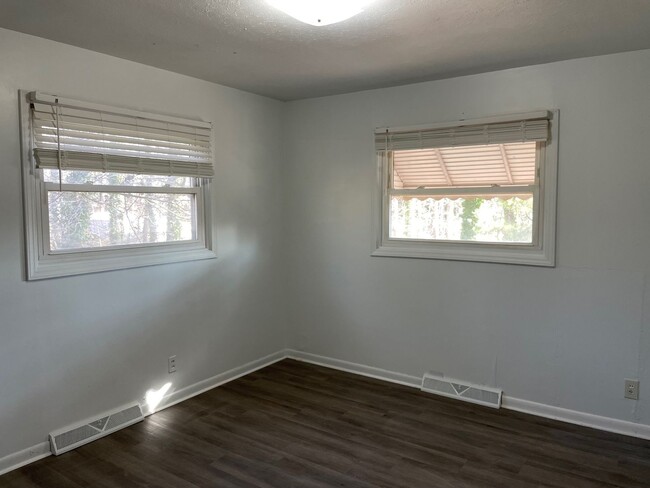 Building Photo - 3/4 BED, 1.5 BATH HOME $1400 MONTH, $1400 ...