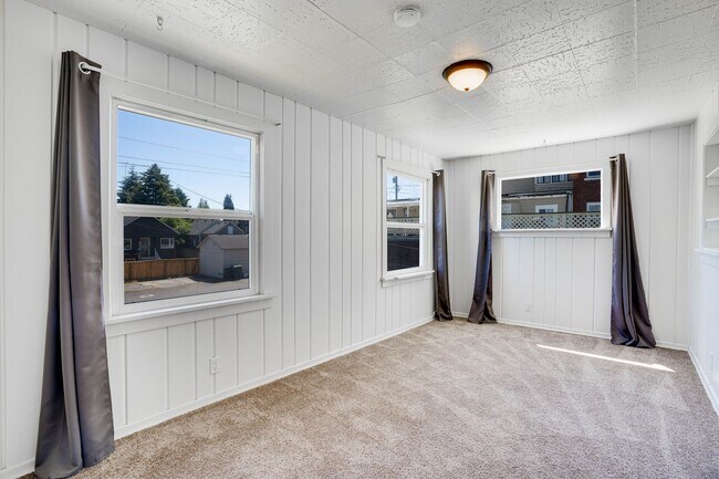 Building Photo - 3221210