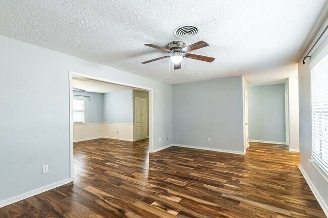 Building Photo - Beautiful 3 bedroom 2 bath