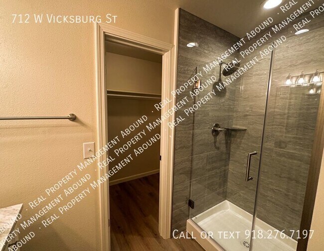 Building Photo - 712 W Vicksburg St