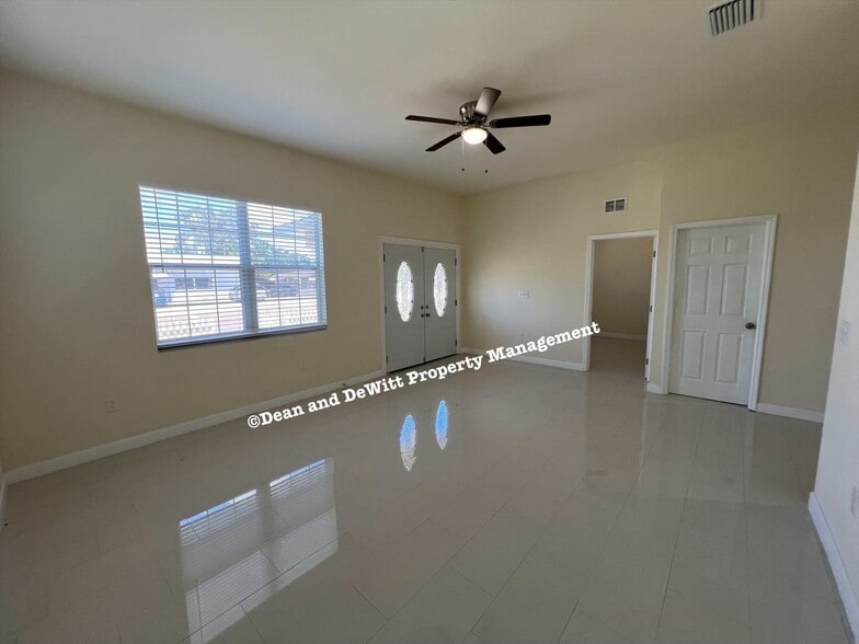 Building Photo - 4 Bed/2 Bath