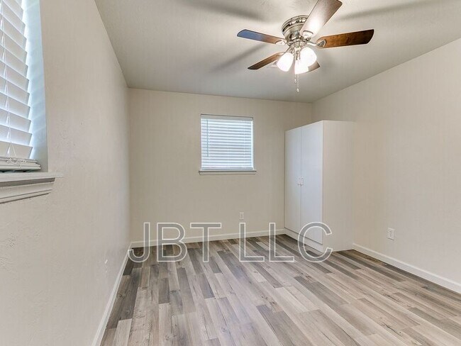 Building Photo - 4416 Meadowoak Dr